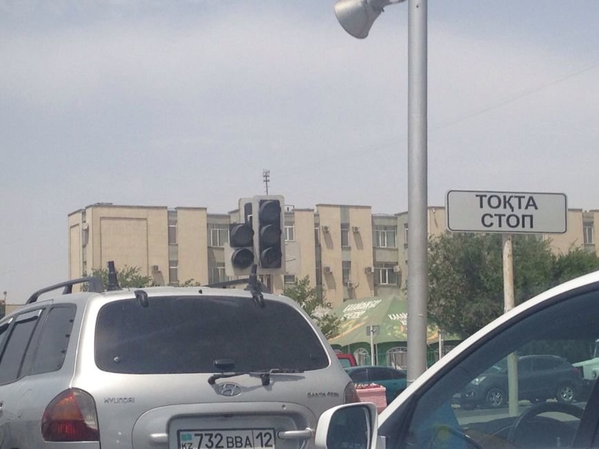Отключен светофор на центральном перекрёстке в Актау, фото-1 Отключен светофор на центральном перекрёстке в Актау, фото-1