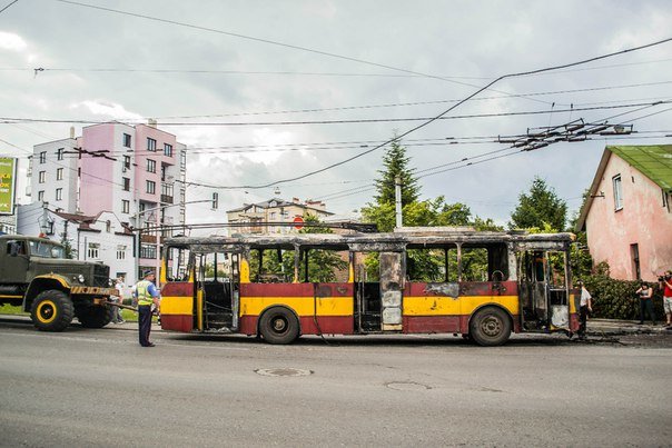 Як виглядає тролейбус, який курсує за маршрутом №2, після пожежі (ФОТО) (фото) - фото 1