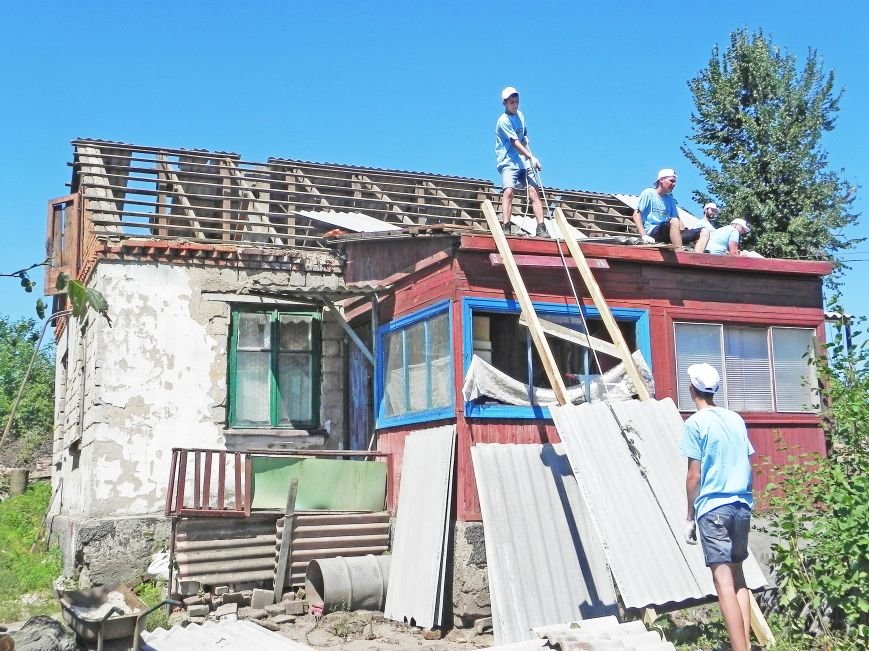 «Відродження» помогает восстанавливать Волосское после торнадо (фото) - фото 1 «Відродження» помогает восстанавливать Волосское после торнадо (фото) - фото 1