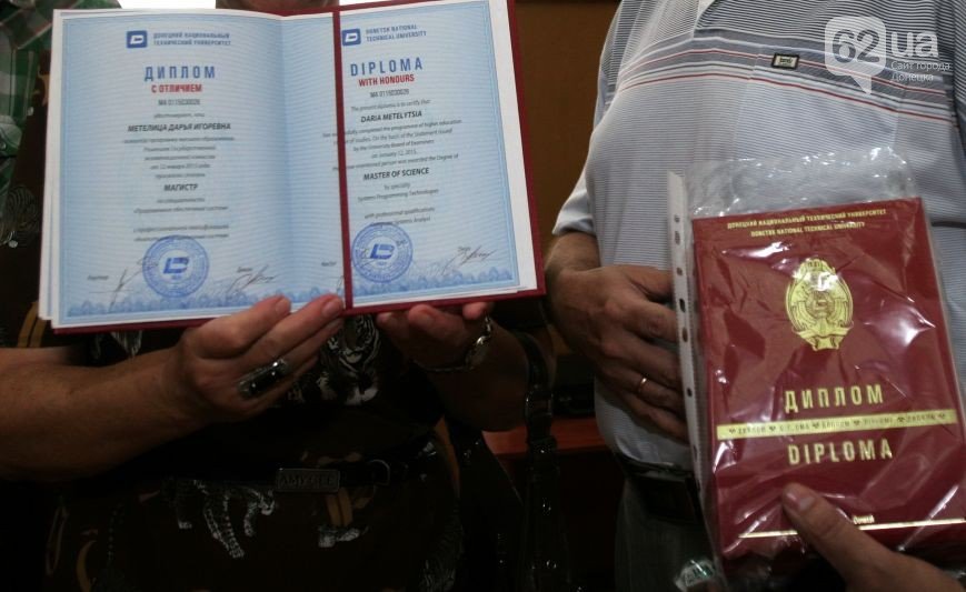 В Донецке студенты в украинских мантиях получили фейковые дипломы «... В Донецке студенты в украинских мантиях получили фейковые дипломы «ДНР» (фото) - фото 2