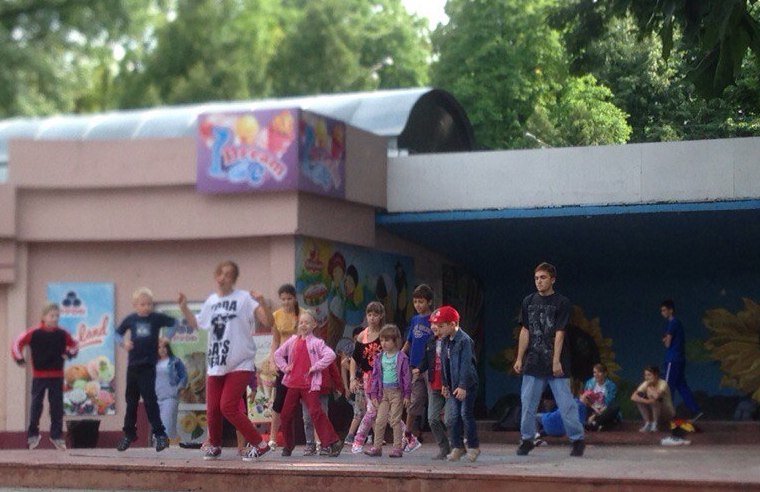 Сезон вуличних танців у Хмельницькому розпочато: містян вчитимуть сальси та хіп-хопу (фото) - фото 1 Сезон вуличних танців у Хмельницькому розпочато: містян вчитимуть сальси та хіп-хопу (фото) - фото 1