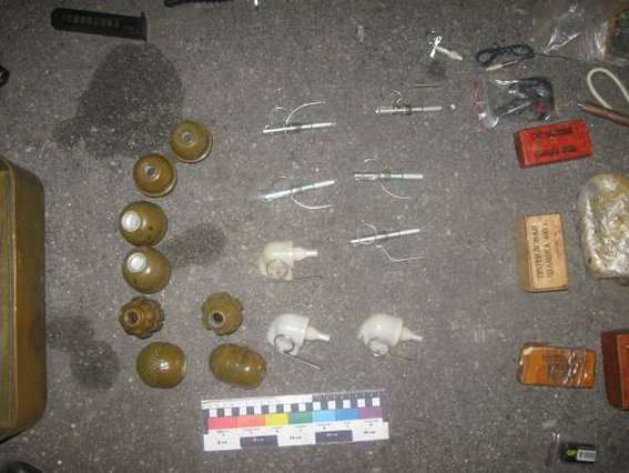 Боец добровольческого батальона пытался провезти через блокпост в П... Боец добровольческого батальона пытался провезти через блокпост в Павлограде арсенал оружия (фото) - фото 3