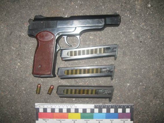 Боец добровольческого батальона пытался провезти через блокпост в П... Боец добровольческого батальона пытался провезти через блокпост в Павлограде арсенал оружия (фото) - фото 1
