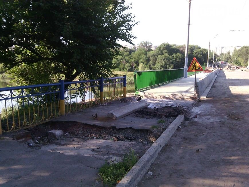 В Кривом Роге: ребенок попал под колеса автомобиля, на мосту Заречн... В Кривом Роге: ребенок попал под колеса автомобиля, на мосту Заречный -129 квартал заменили перила, пьяный мужчина бегал за женой со скалкой (фото)...