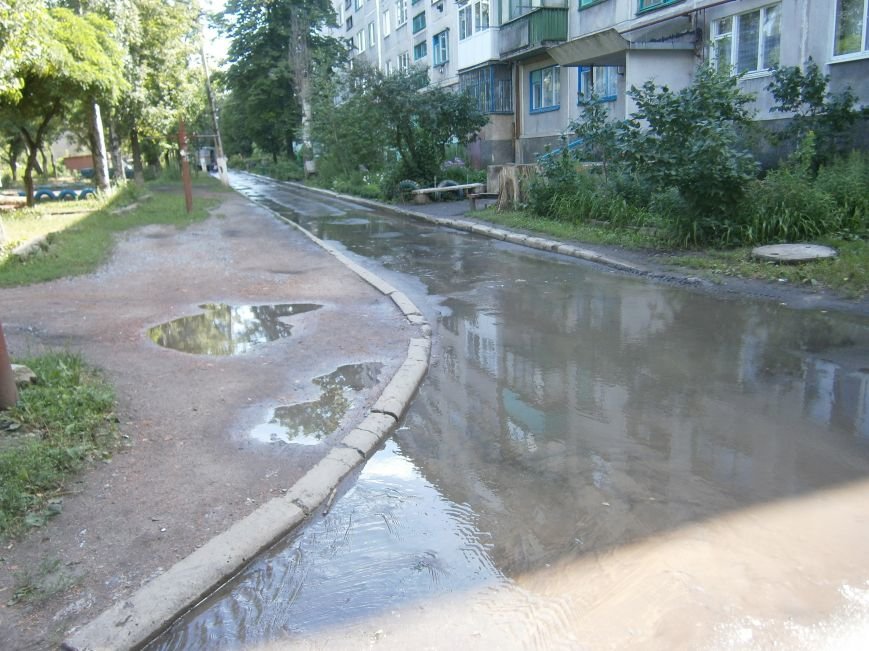 В Димитрове работники горводоканала оперативно устранили порыв на в... В Димитрове работники горводоканала оперативно устранили порыв на водопроводе (ФОТО) (фото) - фото 1