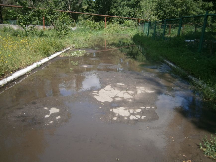 В Димитрове работники горводоканала оперативно устранили порыв на в... В Димитрове работники горводоканала оперативно устранили порыв на водопроводе (ФОТО) (фото) - фото 2