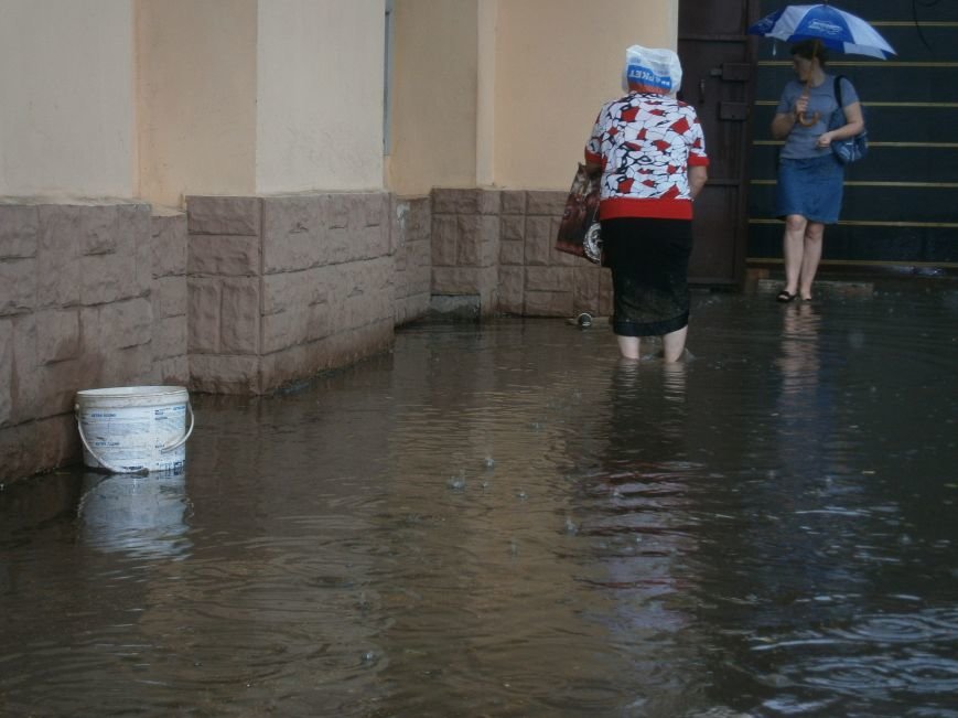 В Димитрове появилась система водоотвода возле отделения Ошадбанка... В Димитрове появилась система водоотвода возле отделения Ошадбанка (фото) - фото 2
