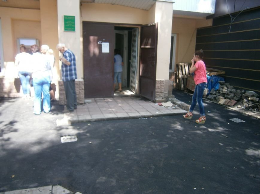 В Димитрове появилась система водоотвода возле отделения Ошадбанка... В Димитрове появилась система водоотвода возле отделения Ошадбанка (фото) - фото 10