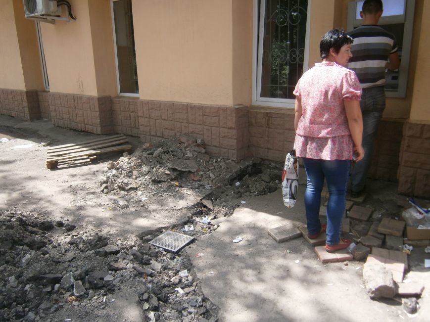 В Димитрове появилась система водоотвода возле отделения Ошадбанка... В Димитрове появилась система водоотвода возле отделения Ошадбанка (фото) - фото 4