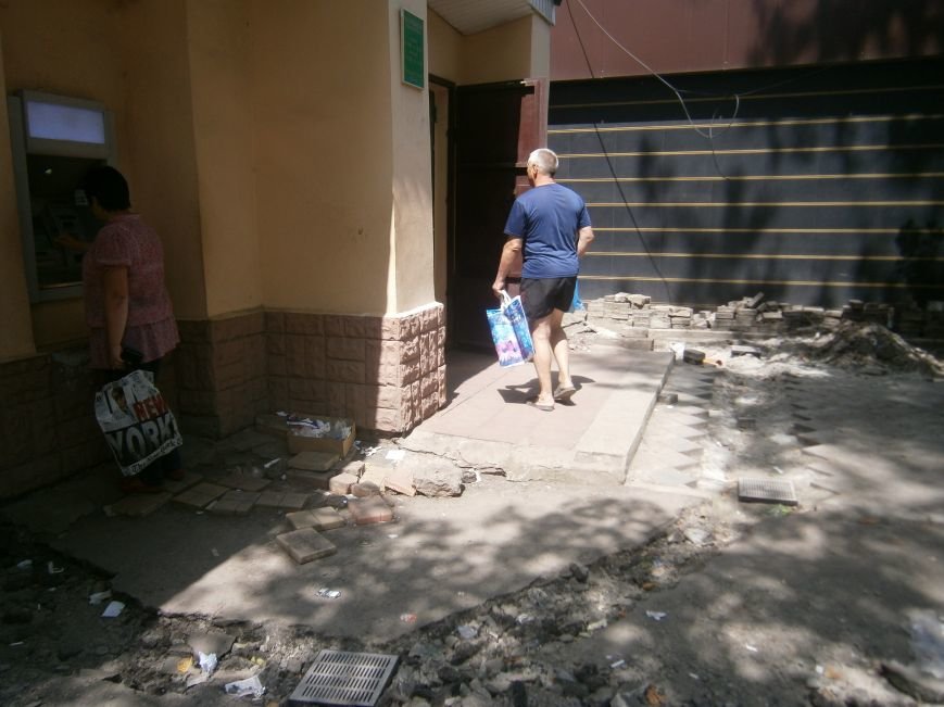 В Димитрове появилась система водоотвода возле отделения Ошадбанка... В Димитрове появилась система водоотвода возле отделения Ошадбанка (фото) - фото 6