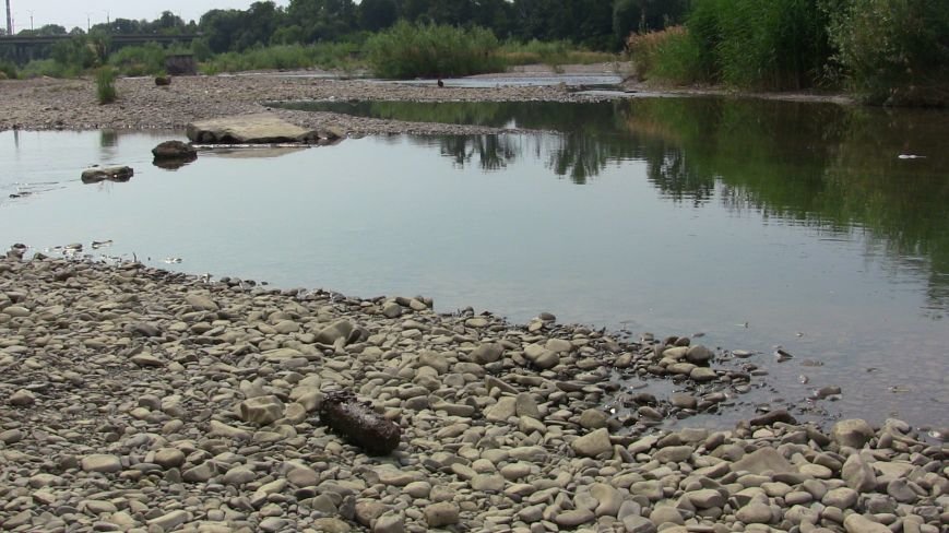 У Чернівцях на березі Прута знайшли два артилерійські снаряди, фото-1 У Чернівцях на березі Прута знайшли два артилерійські снаряди, фото-1