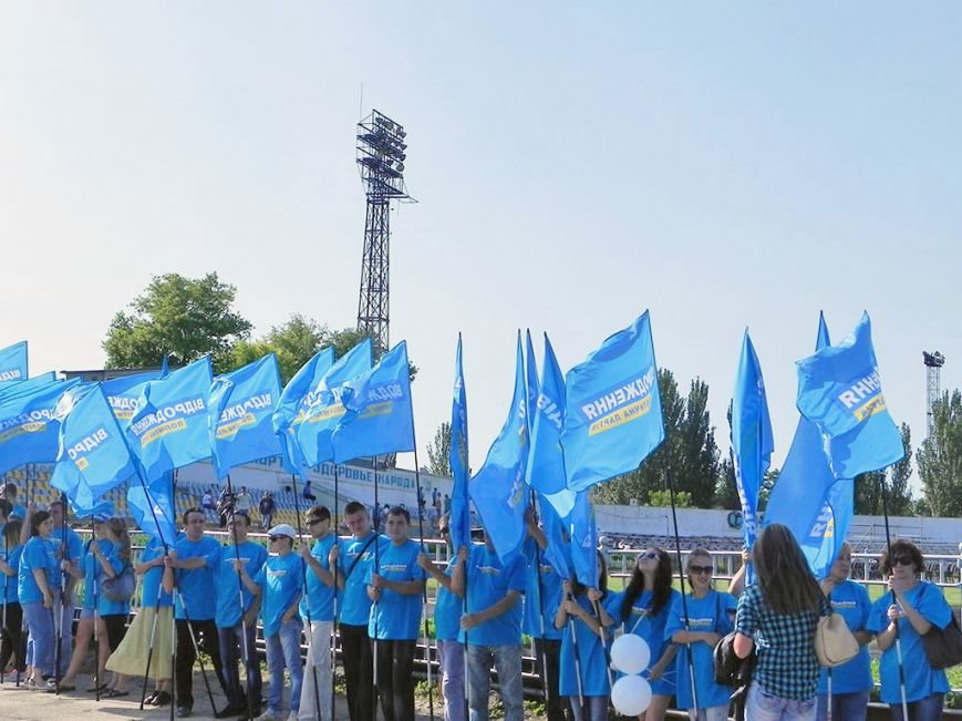 В Никополе 10 тысяч металлургов спели гимн Украины вместе с Олегом Скрипкой (фото) - фото 2 В Никополе 10 тысяч металлургов спели гимн Украины вместе с Олегом Скрипкой (фото) - фото 2