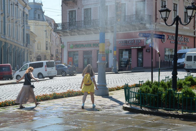У Чернівцях у спекотні дні працюватиме розпилювачі, фото-2 У Чернівцях у спекотні дні працюватиме розпилювачі, фото-2