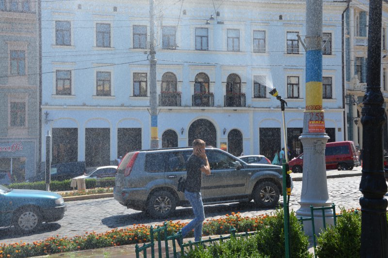 У Чернівцях у спекотні дні працюватиме розпилювачі, фото-3 У Чернівцях у спекотні дні працюватиме розпилювачі, фото-3