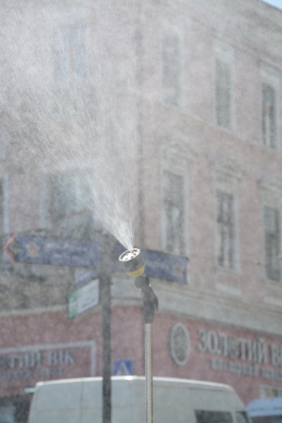 У Чернівцях у спекотні дні працюватиме розпилювачі, фото-1 У Чернівцях у спекотні дні працюватиме розпилювачі, фото-1