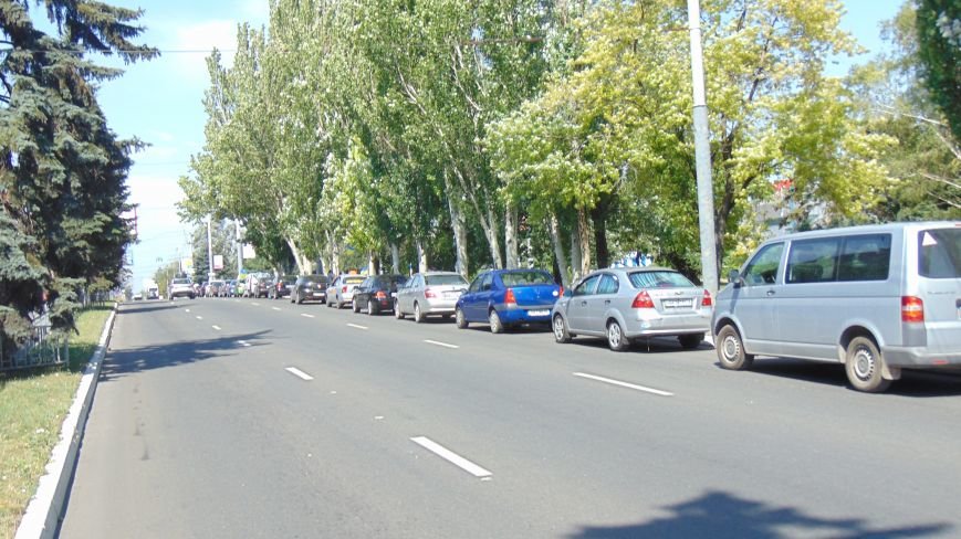 На площади Свободы в Мариуполе собрался мариупольский Автомайдан пр... На площади Свободы в Мариуполе собрался мариупольский Автомайдан протеста против вывода батальонов из Широкино (ФОТО) (фото) - фото 1