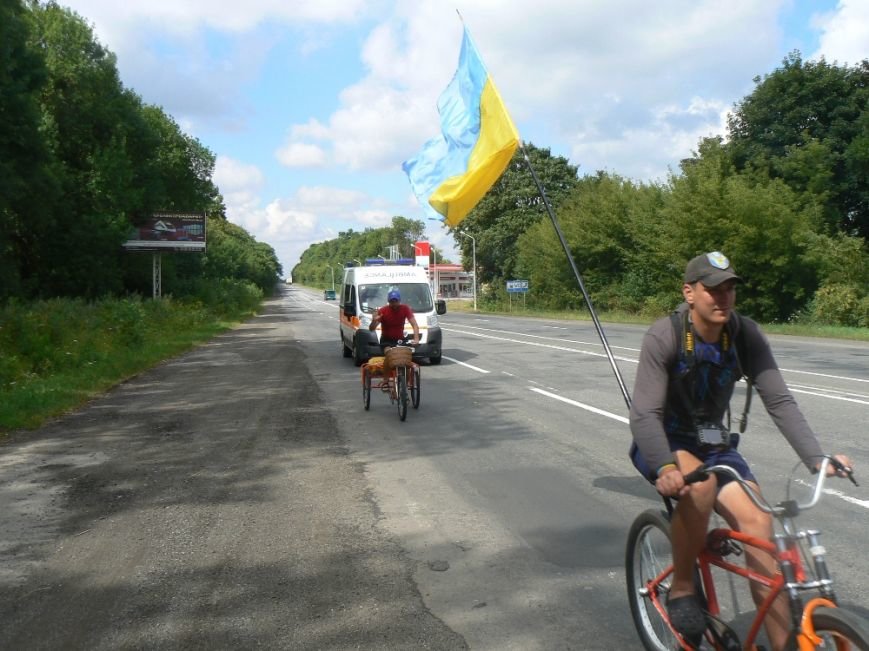 У Хмельницькому до учасників благодійного марафону «Захід-Схід» приєднався ще один велосипедист (фото) - фото 2 У Хмельницькому до учасників благодійного марафону «Захід-Схід» приєднався ще один велосипедист (фото) - фото 2
