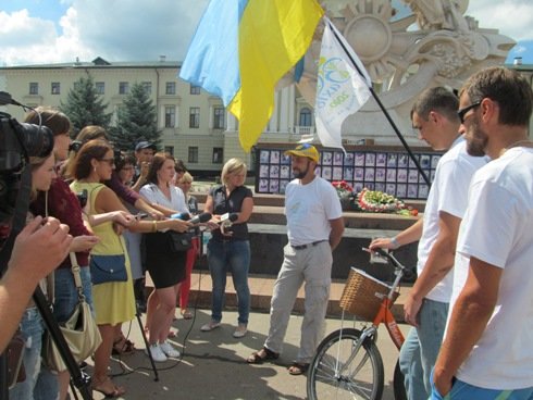 У Хмельницькому до учасників благодійного марафону «Захід-Схід» приєднався ще один велосипедист (фото) - фото 1 У Хмельницькому до учасників благодійного марафону «Захід-Схід» приєднався ще один велосипедист (фото) - фото 1