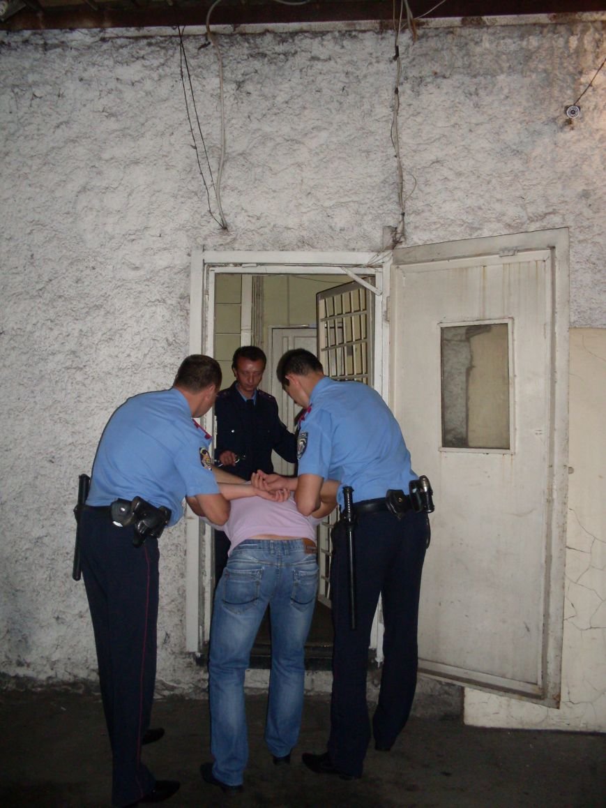 Готовность правоохранителей к нападению задержанных и взятых под стражу лиц (фото) - фото 1