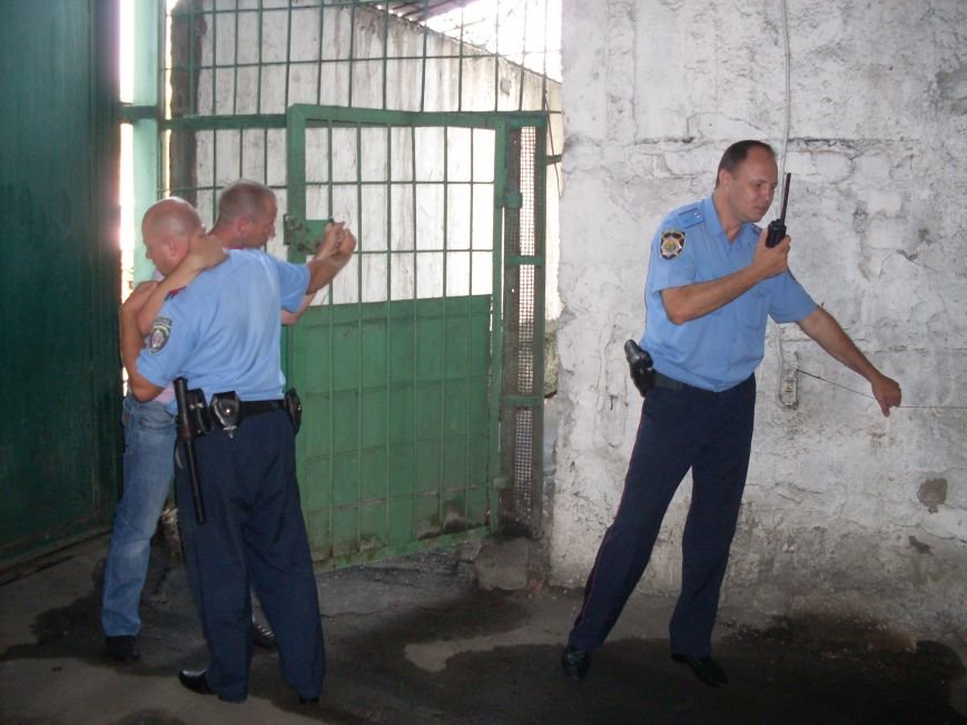 Готовность правоохранителей к нападению задержанных и взятых под стражу лиц (фото) - фото 1