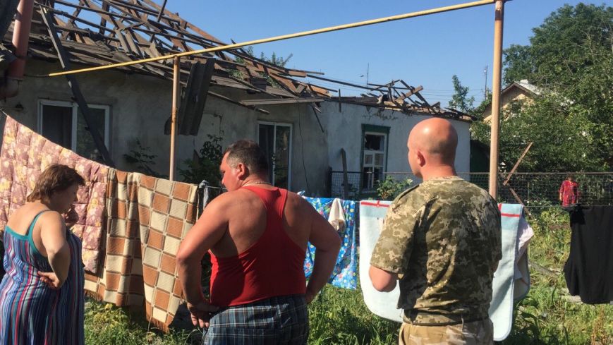 В Луганской области обстрелян поселок, находящийся за 10 км от лини... В Луганской области обстрелян поселок, находящийся за 10 км от линии разграничения - ранены двое, разрушено 6 домов (ФОТО) (фото) - фото 5