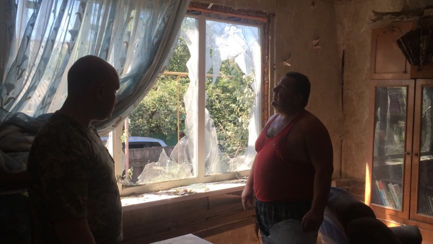 В Луганской области обстрелян поселок, находящийся за 10 км от лини... В Луганской области обстрелян поселок, находящийся за 10 км от линии разграничения - ранены двое, разрушено 6 домов (ФОТО) (фото) - фото 2