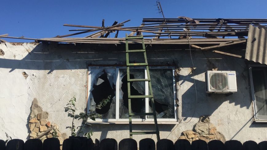 В Луганской области обстрелян поселок, находящийся за 10 км от лини... В Луганской области обстрелян поселок, находящийся за 10 км от линии разграничения - ранены двое, разрушено 6 домов (ФОТО) (фото) - фото 1