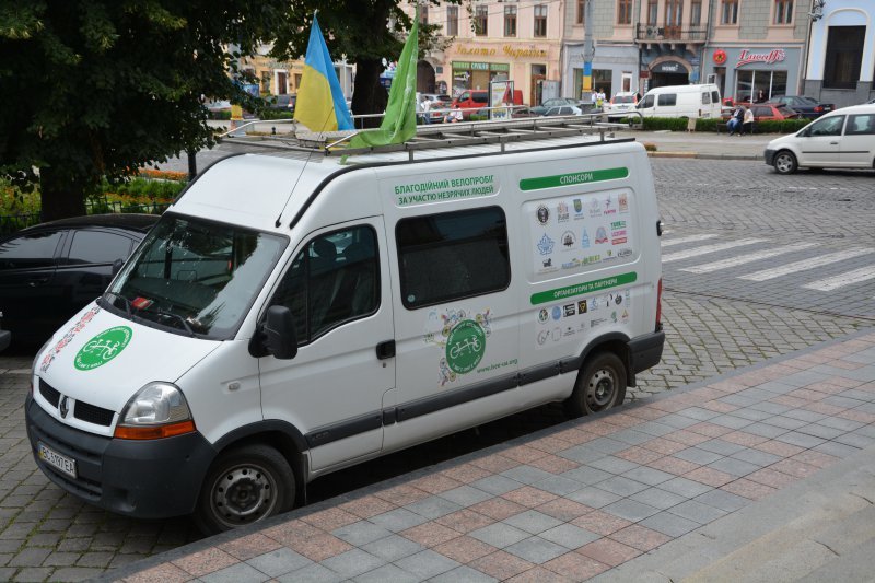 Чернівці відвідали учасники велопробігу «Бачу! Можу! Допоможу!» (фо... Чернівці відвідали учасники велопробігу «Бачу! Можу! Допоможу!» (фото) - фото 1