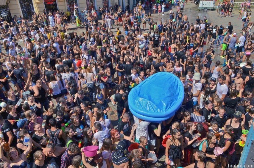 Одесская молодежь устроила в центре Одессы водную битву (фото) - фото 2