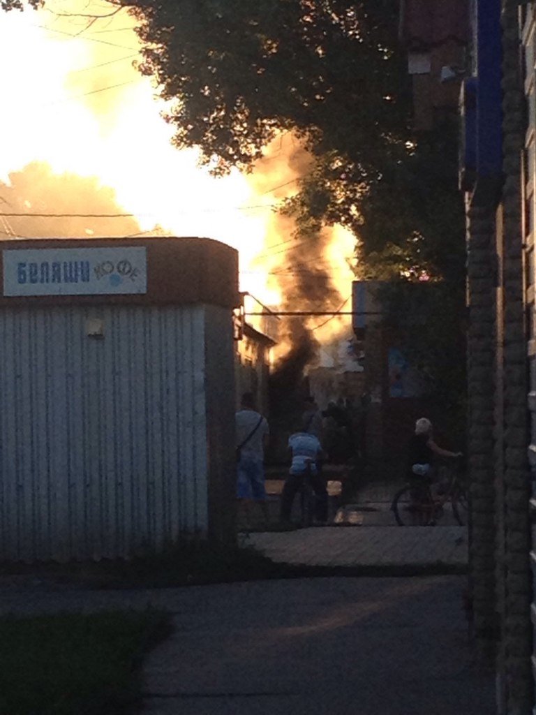 Пожар потревожил воскресный вечер в Красноармейске (фото) - фото 2 Пожар потревожил воскресный вечер в Красноармейске (фото) - фото 2