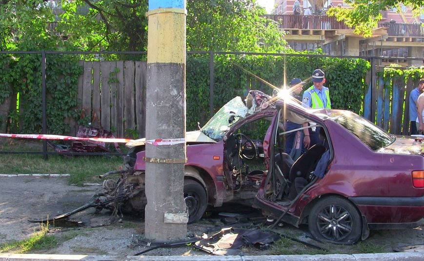 Постраждалих в результаті ДТП у Чернівцях чоловіків вирізал..., фото-2 Постраждалих в результаті ДТП у Чернівцях чоловіків вирізали з автомобіля (ВІДЕО), фото-2