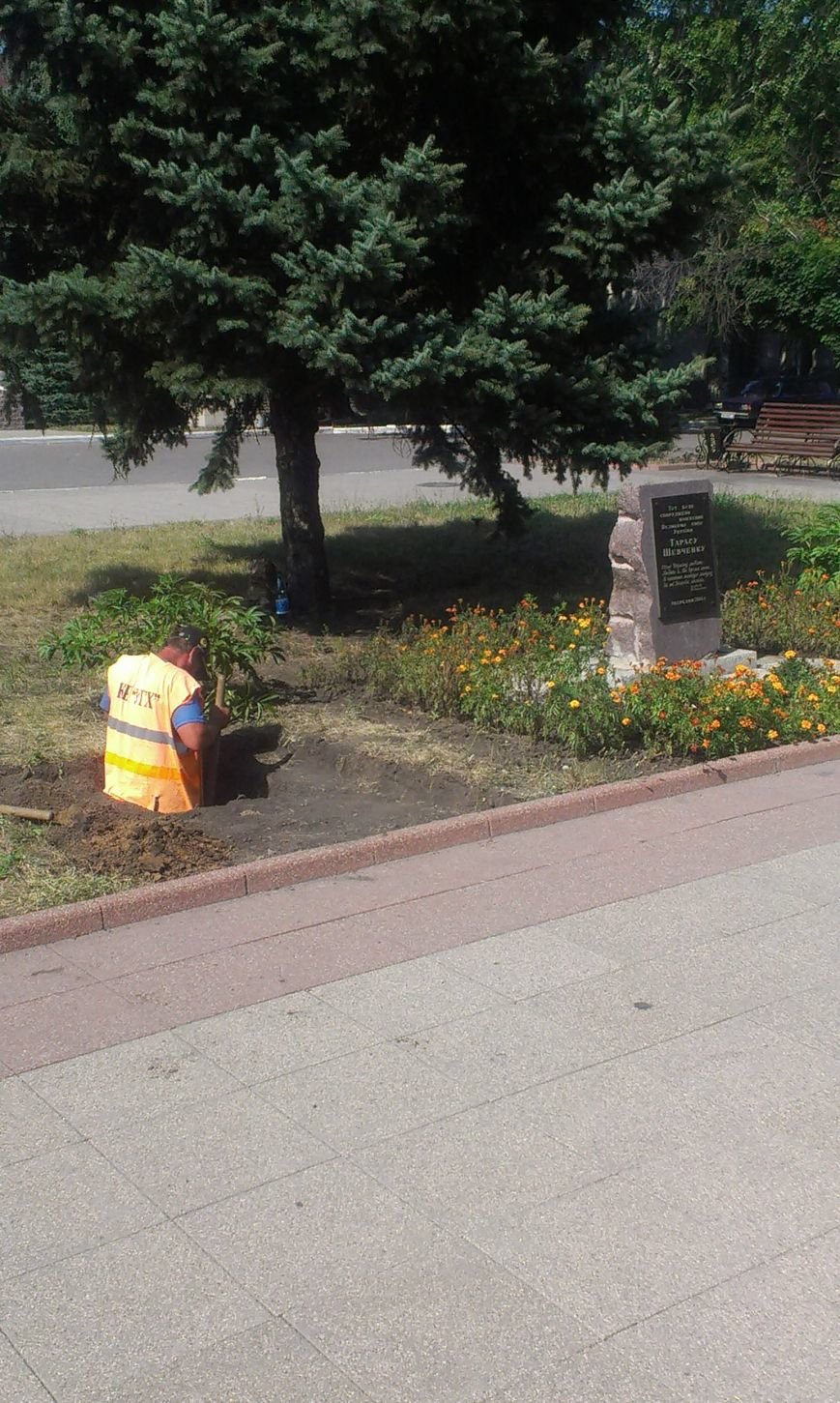 В Красноармейске на месте будущего памятника Шевченко образовалась... В Красноармейске на месте будущего памятника Шевченко образовалась яма (фото) - фото 2