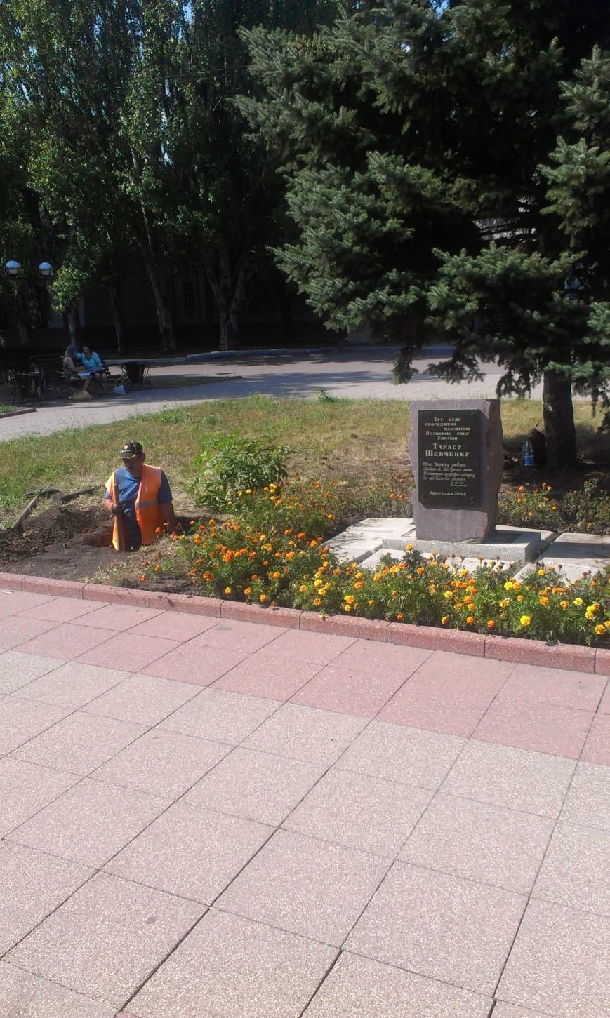 В Красноармейске на месте будущего памятника Шевченко образовалась... В Красноармейске на месте будущего памятника Шевченко образовалась яма (фото) - фото 3