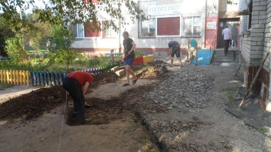 Жителі Луначарки власноруч ладнають тротуари (ФОТО), фото-2 Жителі Луначарки власноруч ладнають тротуари (ФОТО), фото-2