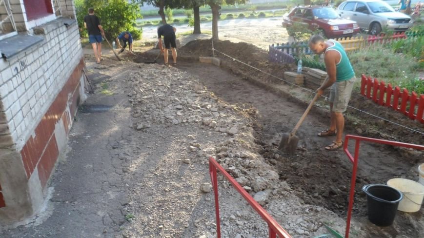 Жителі Луначарки власноруч ладнають тротуари (ФОТО), фото-1 Жителі Луначарки власноруч ладнають тротуари (ФОТО), фото-1