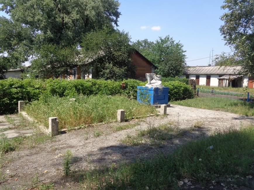 В Красноармейске до сих пор не восстановили разрушенный памятник на братской могиле по улице Ольшанского (фото) - фото 1 В Красноармейске до сих пор не восстановили разрушенный памятник на братской могиле по улице Ольшанского (фото) - фото 1