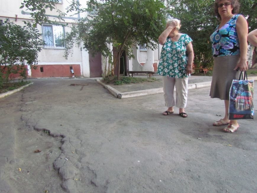 В Мариуполе на улице Жукова жители домов №64 и 66 протест..., фото-4 В Мариуполе на улице Жукова жители домов №64 и 66 протестовали против «показушных объездов чиновников и СМИ» (ФОТО), фото-4