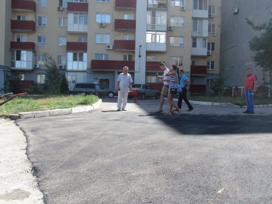 В Мариуполе на улице Жукова жители домов №64 и 66 протест..., фото-2 В Мариуполе на улице Жукова жители домов №64 и 66 протестовали против «показушных объездов чиновников и СМИ» (ФОТО), фото-2