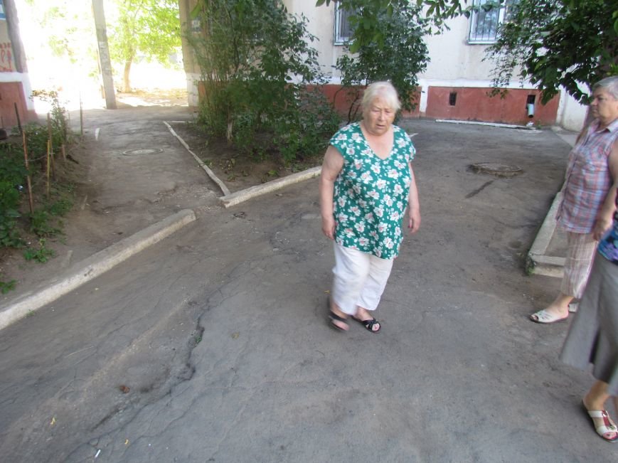 В Мариуполе на улице Жукова жители домов №64 и 66 протест..., фото-3 В Мариуполе на улице Жукова жители домов №64 и 66 протестовали против «показушных объездов чиновников и СМИ» (ФОТО), фото-3
