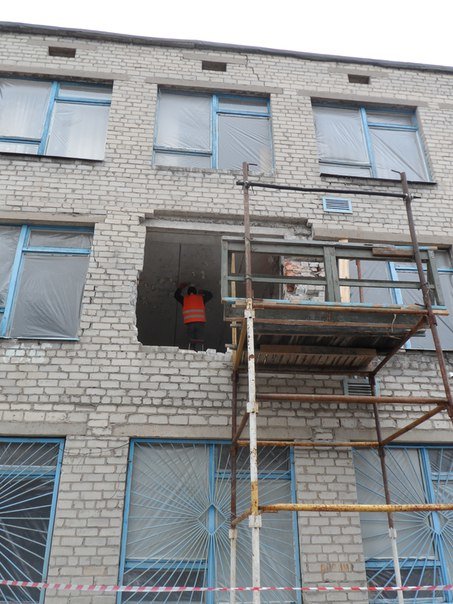 Авдеевский коксохим направил более 200 тыс. грн на восстановление школы № 2 (фото) - фото 1 Авдеевский коксохим направил более 200 тыс. грн на восстановление школы № 2 (фото) - фото 1