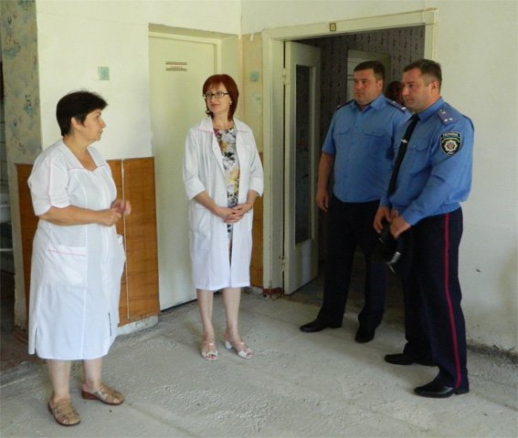 Начальник УМВС України в Кіровоградській області Сергій Кондрашенко... Начальник УМВС України в Кіровоградській області Сергій Кондрашенко разом з колегам відвідав обласний будинок дитини. ФОТО (фото) - фото 1