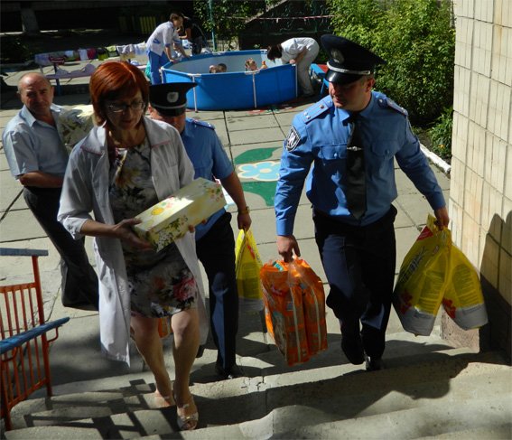 Начальник УМВС України в Кіровоградській області Сергій Кондрашенко... Начальник УМВС України в Кіровоградській області Сергій Кондрашенко разом з колегам відвідав обласний будинок дитини. ФОТО (фото) - фото 1