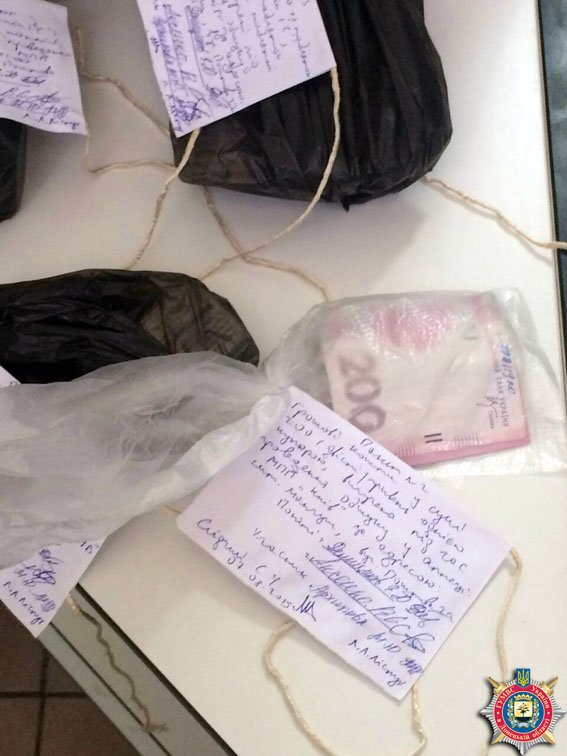 Милиция под Мариуполем изъяла более 300 доз наркосодержащих лекарств, которые отпускались без рецепта (фото) - фото 1 Милиция под Мариуполем изъяла более 300 доз наркосодержащих лекарств, которые отпускались без рецепта (фото) - фото 1