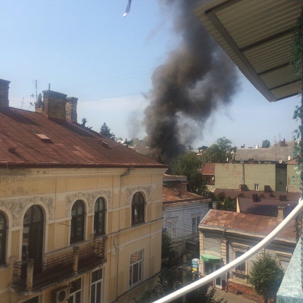 У Чернівцях сьогодні горіла історична будівля, фото-1 У Чернівцях сьогодні горіла історична будівля, фото-1