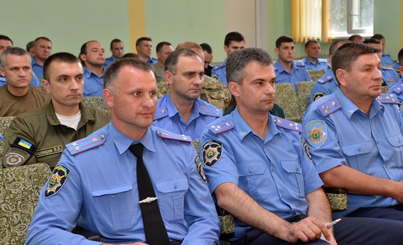 Начальники Красноармейского и Димитровского ГО милиции прошли такти... Начальники Красноармейского и Димитровского ГО милиции прошли тактическую подготовку в Мариуполе (фото) - фото 1