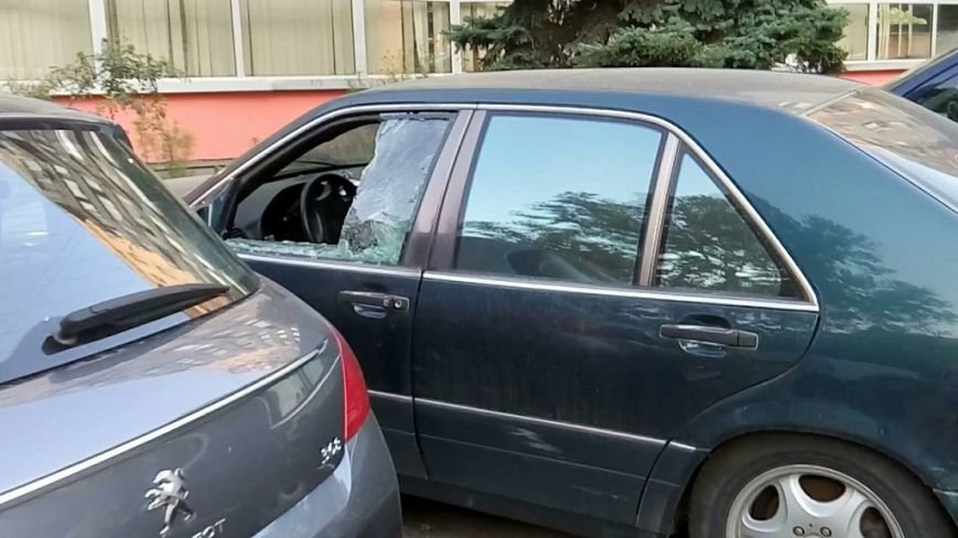 На стоянке одесского супермаркета автоворы побили машины (ФОТО) (фото) - фото 1
