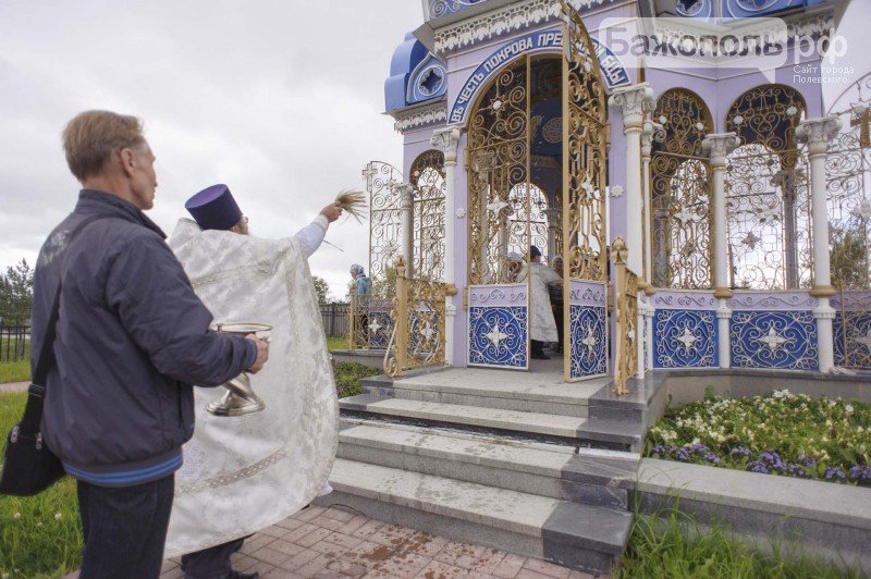 Крестный ход пришел на территорию трубного завода в Полевском. Фотофакт (фото) - фото 1 Крестный ход пришел на территорию трубного завода в Полевском. Фотофакт (фото) - фото 1