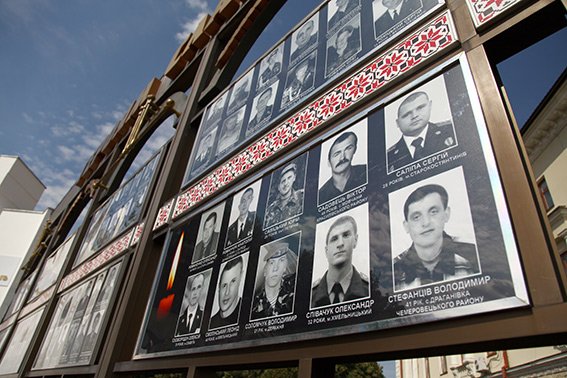 На головній площі міста відкрили меморіальну дошку пам’яті Героїв Небесної сотні та учасників АТО (фото) - фото 1