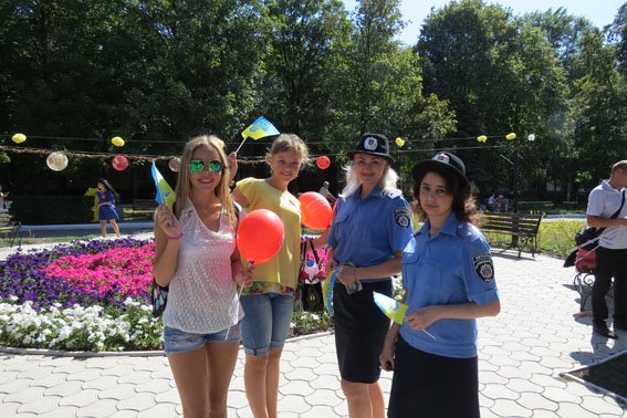 Начальник Красноармейского ГО милиции Виталий Боднарук: «Каждый гражданин Украины обязан уважать и оберегать флаг своей страны» (фото) - фото 1 Начальник Красноармейского ГО милиции Виталий Боднарук: «Каждый гражданин Украины обязан уважать и оберегать флаг своей страны» (фото) - фото 1