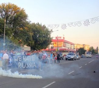 Парад патриотических сил Павлограда перерос в файер-шоу, дымовую за... Парад патриотических сил Павлограда перерос в файер-шоу, дымовую завесу и ультранацистские выкрики (фото) - фото 6